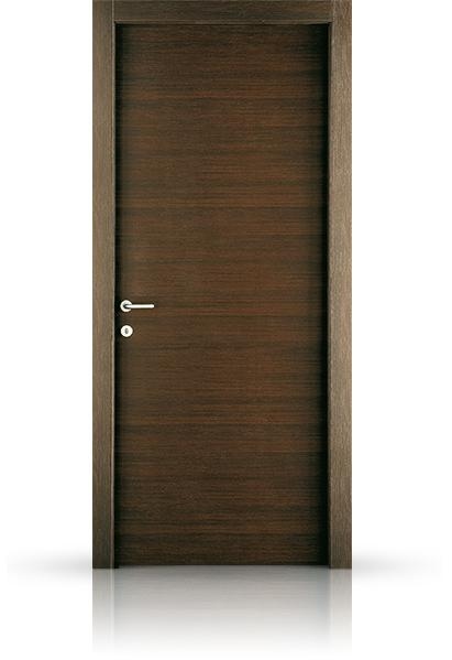 Porta in legno scuro con maniglia dai colori chiari.