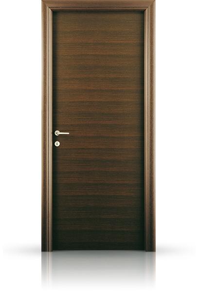 Porta di legno dai toni scuri per interni.