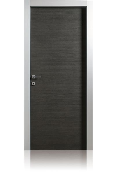 Porta nera in legno per interni, con un telaio in alluminio.